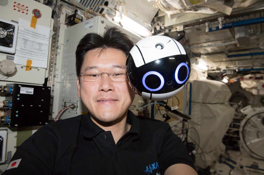 ربات intball در فضا